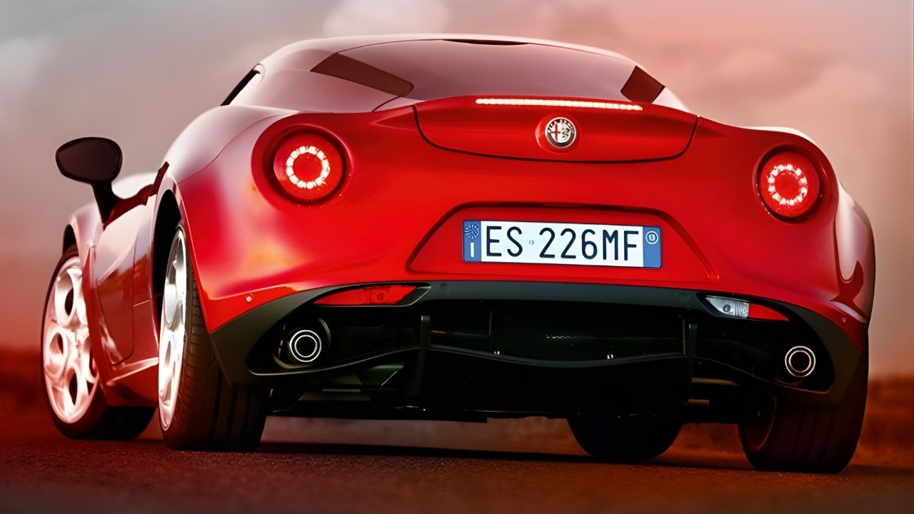 Alfa Romeo 4C: Diseño Italiano Impactante, Rendimiento Ágil y Pasión Deportiva en un Coupé Ligero